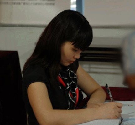 宇華印刷陳小姐在認(rèn)真記筆記