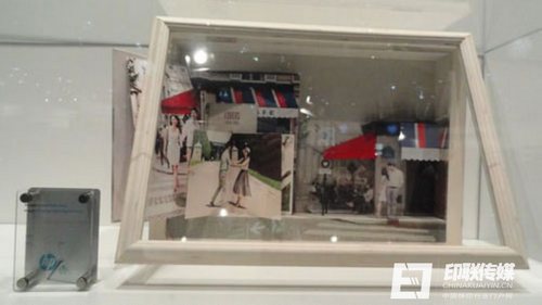 全套的數(shù)碼印刷創(chuàng)意,包括圖書、卡片、以及小盒子模型