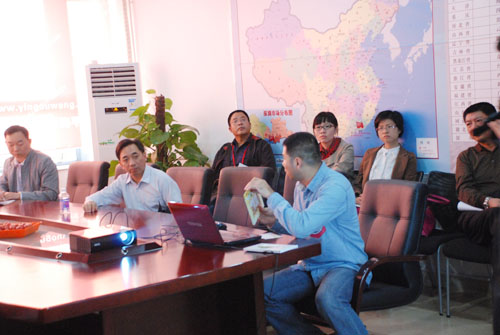 快印客CEO 牛云為領(lǐng)導(dǎo)做現(xiàn)場講解