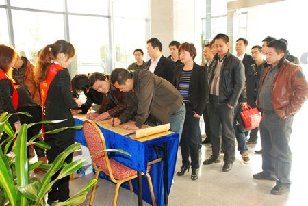 學(xué)員陸續(xù)入場(chǎng)簽到