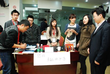 積分制管理實戰(zhàn)教練營學員分組進行情景演練