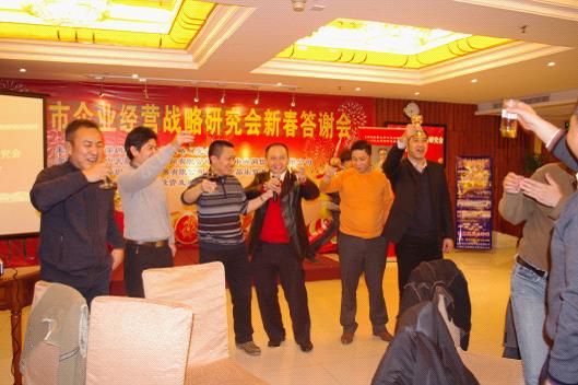 靖鑒強(qiáng)、牛云等舉杯共祝答謝會的勝利召開