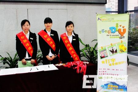 印聯(lián)傳媒的工作人員熱情迎接培訓(xùn)學(xué)員