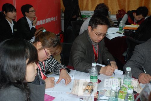 培訓學員在認真記筆記