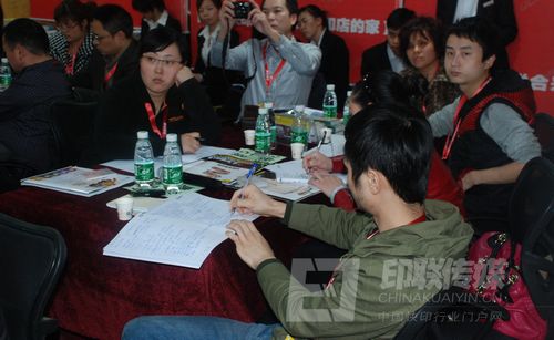 學(xué)員在認(rèn)真聽(tīng)講