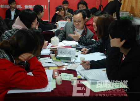 學(xué)員們積極討論所學(xué)內(nèi)容