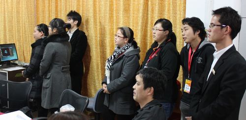 學員們排著隊等候發(fā)言機會