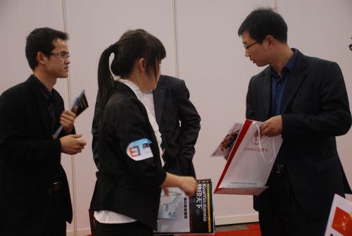 印聯(lián)傳媒的工作人員向觀眾介紹快印行業(yè)現(xiàn)狀與《快印天下》