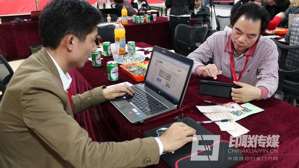 培訓(xùn)學(xué)員在學(xué)習(xí)如何應(yīng)用印聯(lián)傳媒網(wǎng)站