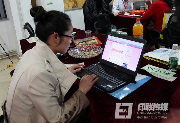 培訓(xùn)學(xué)員在學(xué)習(xí)使用微博