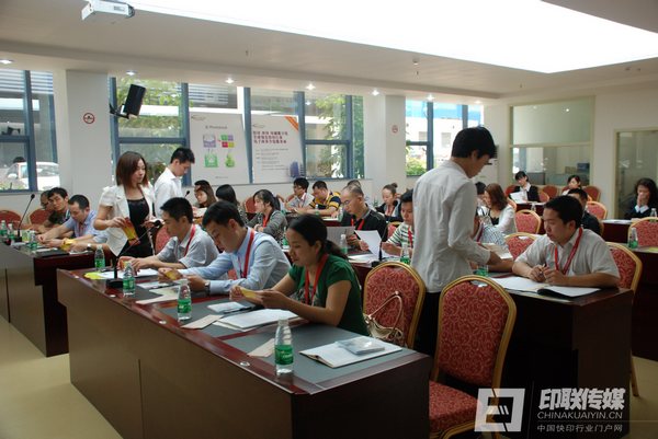 印聯(lián)傳媒服務(wù)人員為會員發(fā)放積分單