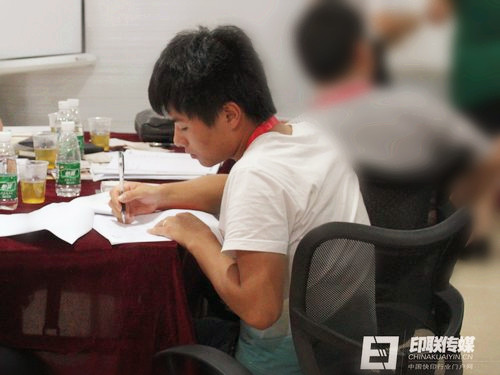 90后學(xué)員在認(rèn)真記筆記