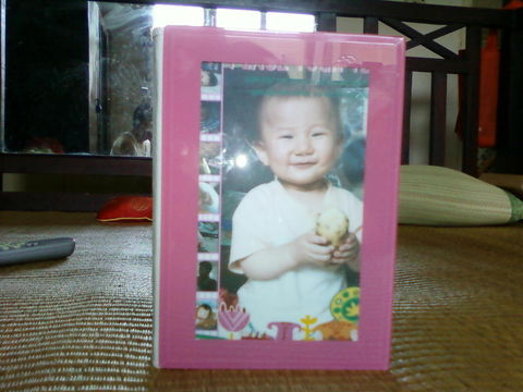 用雙面膠將照片貼進相冊,一個漂亮的水晶相冊就完成了