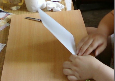 把冷表膜的一端揭開一點貼在工作臺上