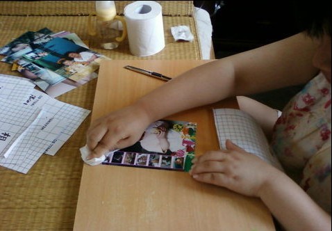 把照片擦干凈不能有一點灰塵