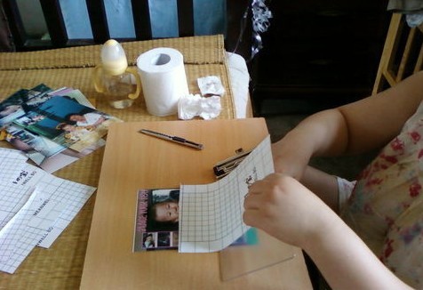 照片放好位置,用冷表板往前一推就表上了